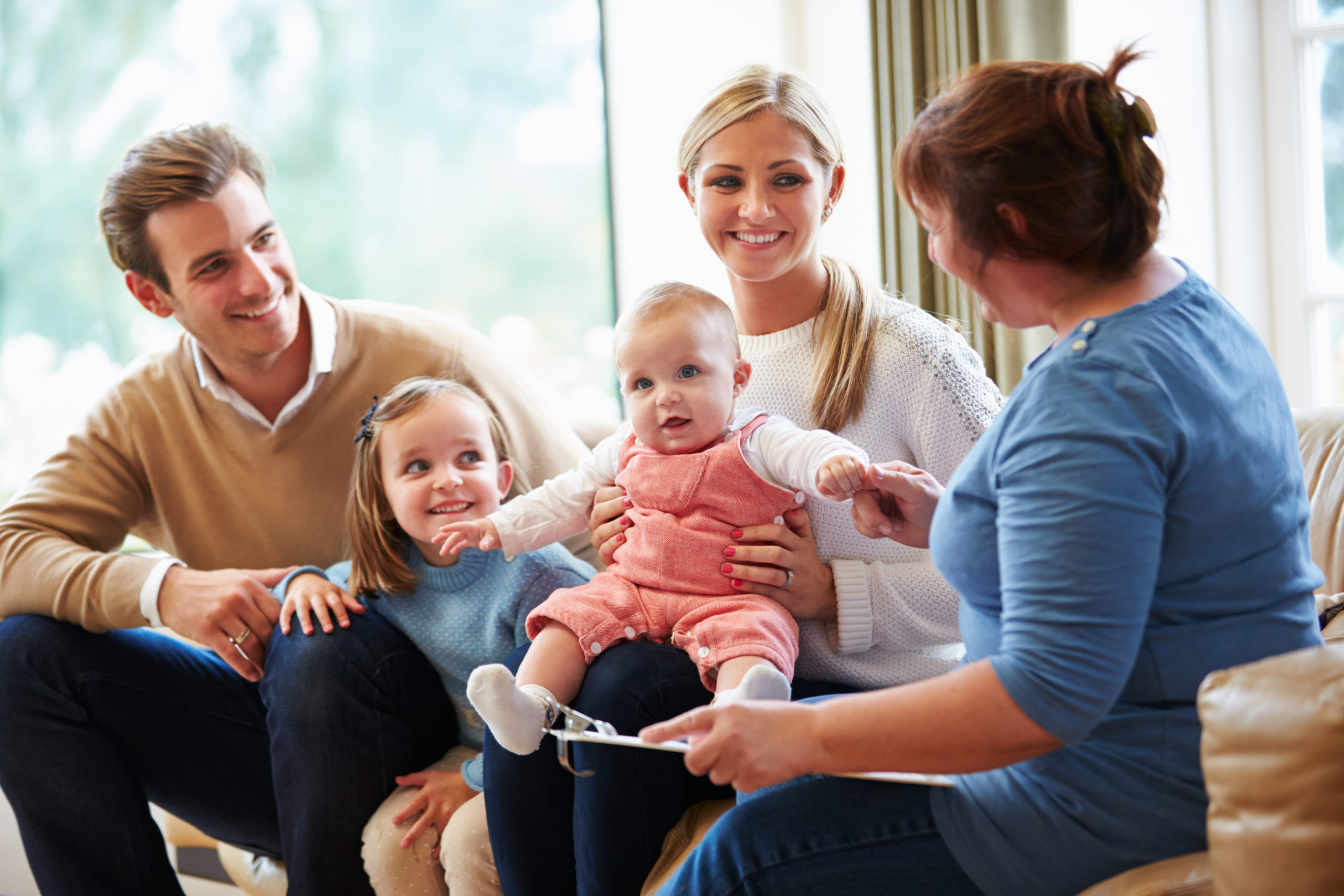 Family therapy new. Ребенок в семье. Родители и дети. Семейное консультирование. Семья с родителями и детьми.